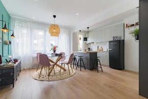 Top new SUPER CENTRAL 2 br PARKING wifi